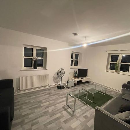 Lovely Spacious Entire 1 Bedroom Apartment - New Management Лондон Екстер'єр фото