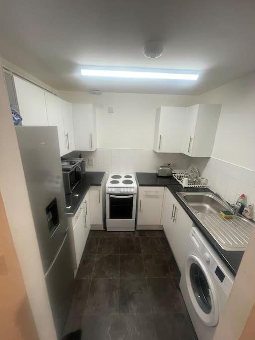 Lovely Spacious Entire 1 Bedroom Apartment - New Management Лондон Екстер'єр фото