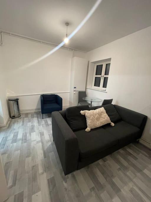 Lovely Spacious Entire 1 Bedroom Apartment - New Management Лондон Екстер'єр фото