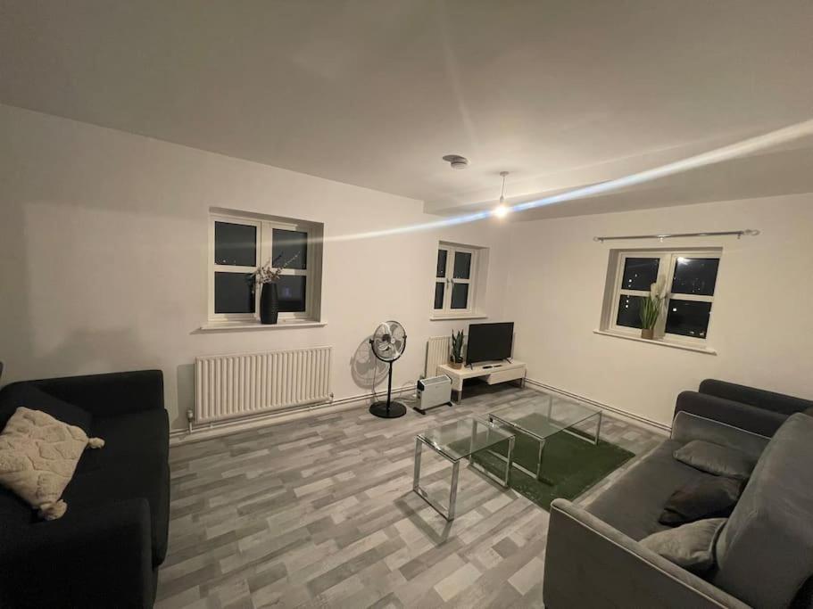 Lovely Spacious Entire 1 Bedroom Apartment - New Management Лондон Екстер'єр фото