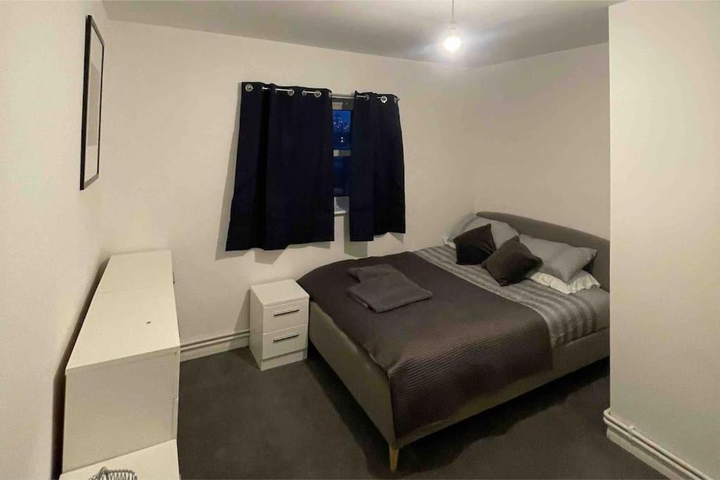 Lovely Spacious Entire 1 Bedroom Apartment - New Management Лондон Екстер'єр фото