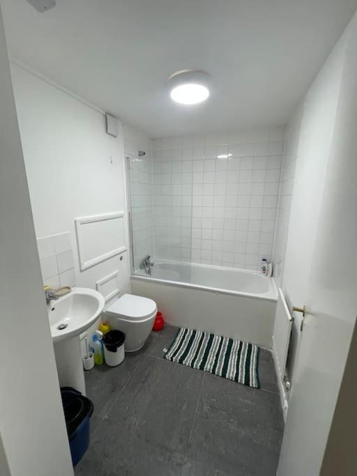 Lovely Spacious Entire 1 Bedroom Apartment - New Management Лондон Екстер'єр фото